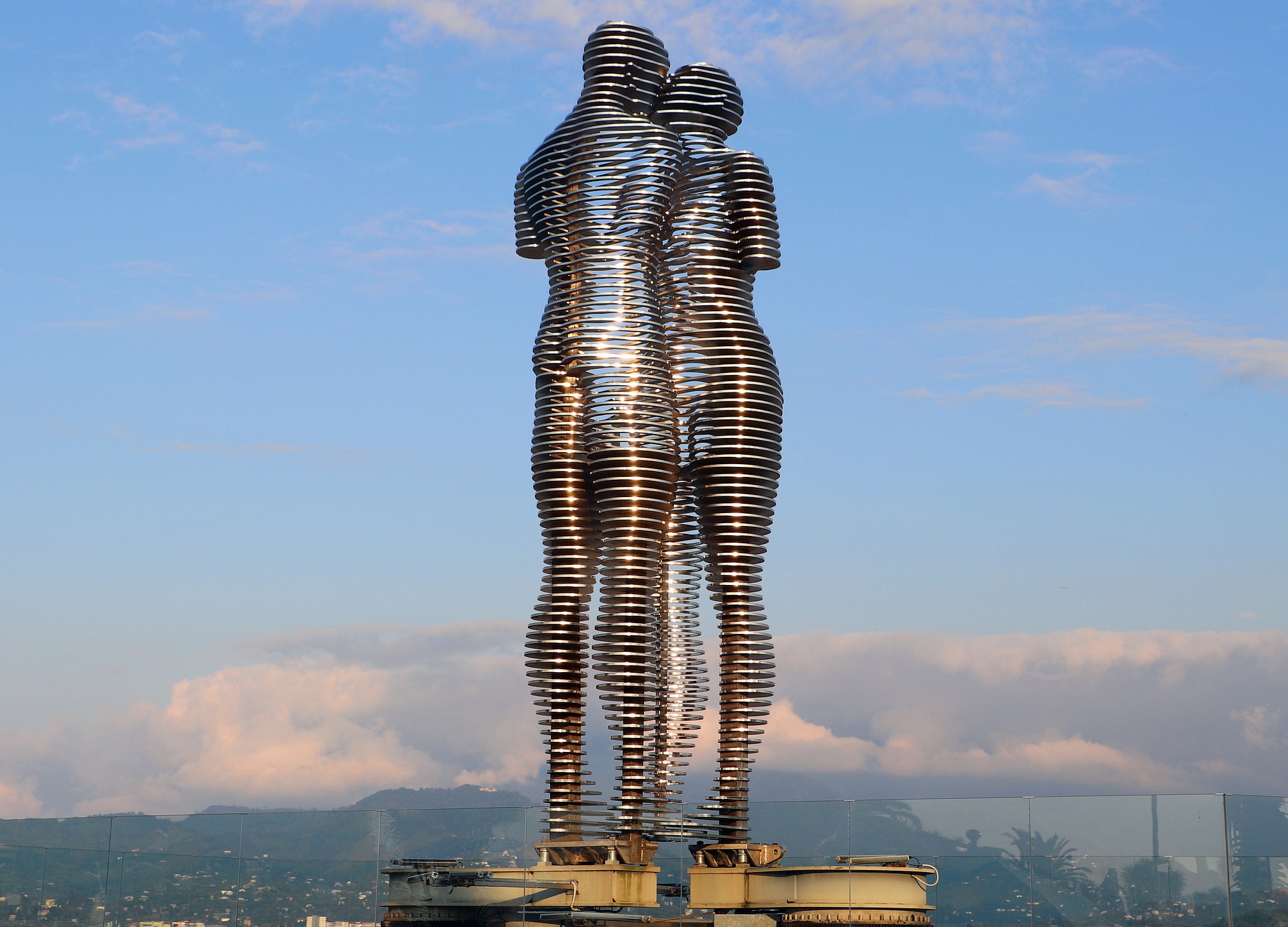 Ali and Nino Statue: A Moving Tribute to Eternal Love