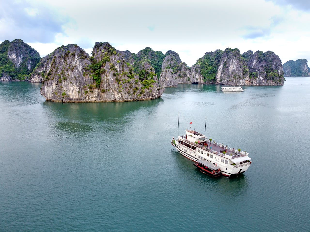 2 Days Halong Bay Discovery with Luxury Overnight Cruise