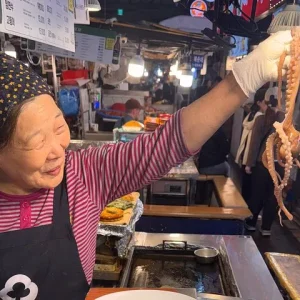 Seoul Dongmyo Flea Market & Gwangjang Foodie Tour