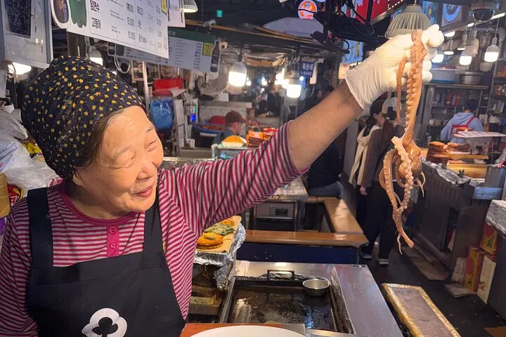 Seoul Dongmyo Flea Market & Gwangjang Foodie Tour