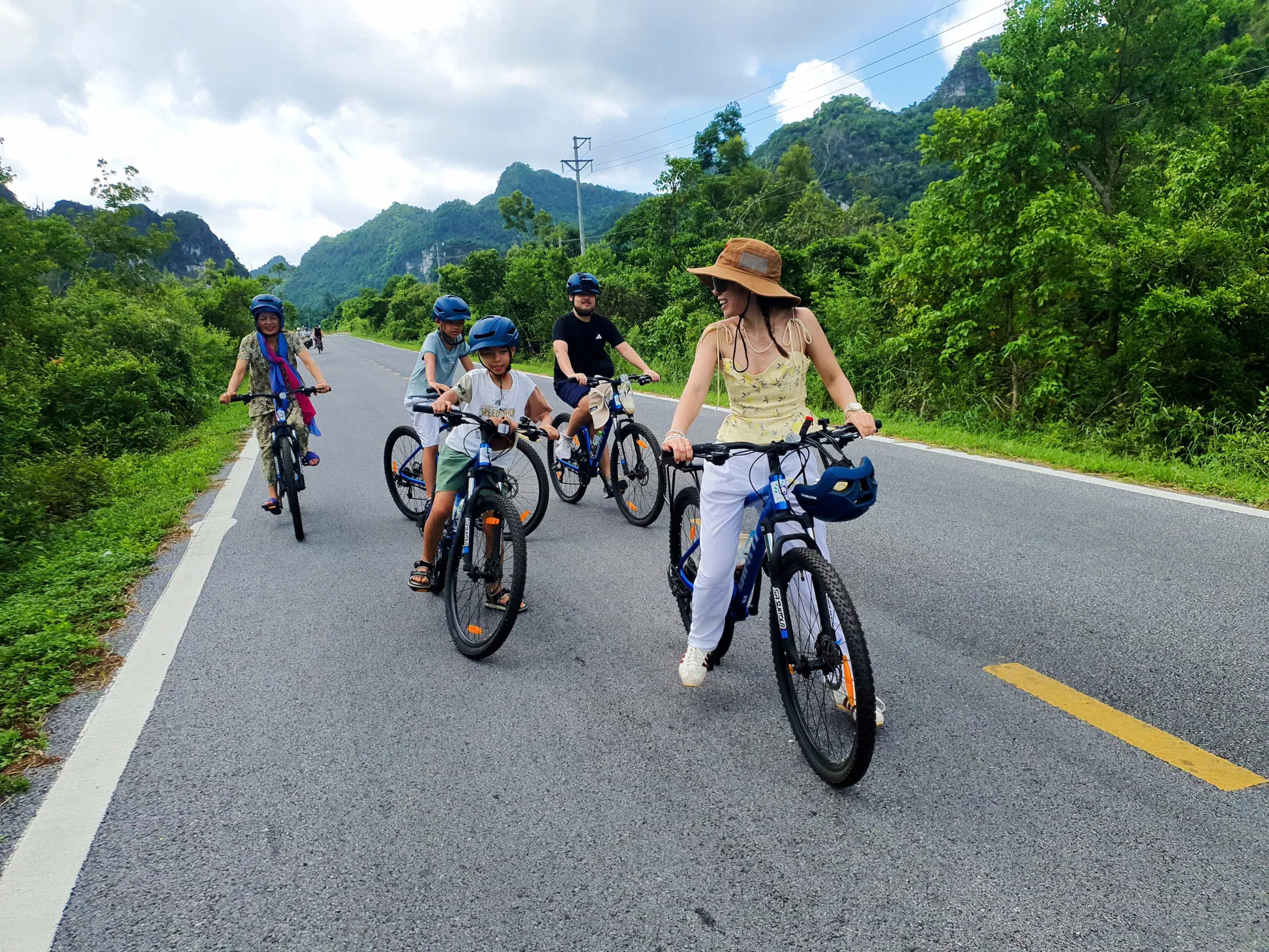 4 Hours Cat Ba Island Premium Bike Rental