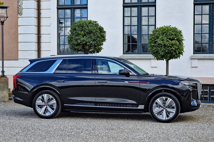 Paris Airport CDG Private Transfer by Luxury SUV Hongqi or MB Van