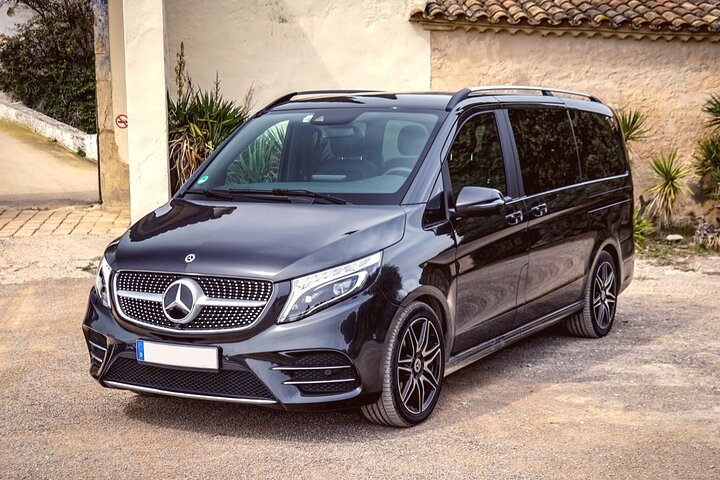 Departure Transfer: Lisbon to Lisbon Airport LIS in Luxury Van