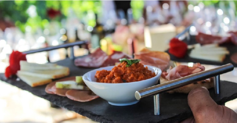 Tuscan Cooking Class with Lunch or Dinner and Wine Tasting in San Gimignano countryside