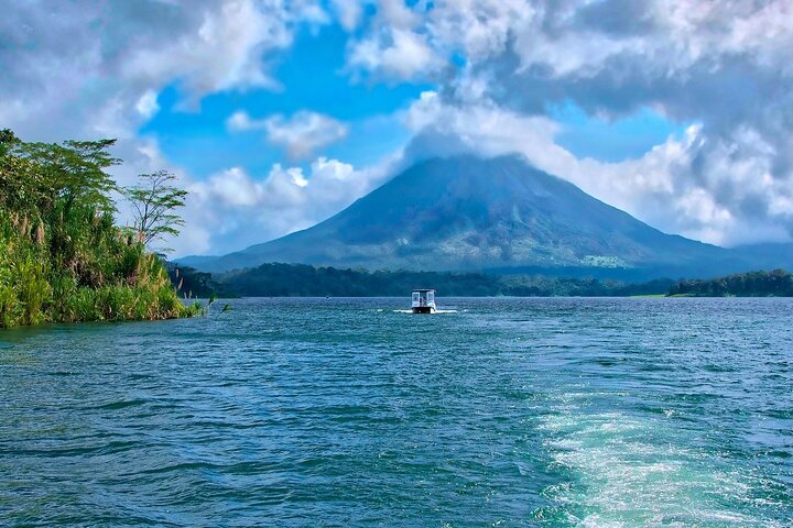 Lake Arenal Tour & Baldi Hot Springs Private Tour from San Jose