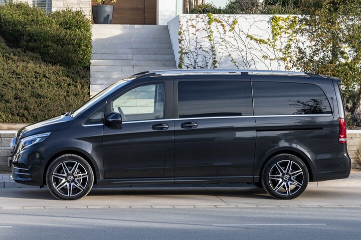 Airport Transfer: Santiago Airport SCL to Santiago by Luxury Van