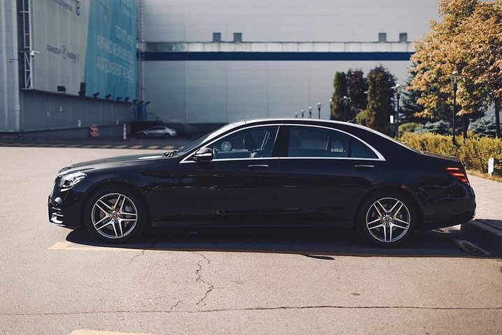 Arrival Private Transfers: Bristol Airport BRS to Bristol City in Business Car