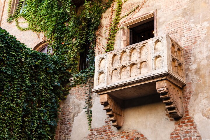 Verona Scavenger Hunt and Highlights Self Guided Audio Tour