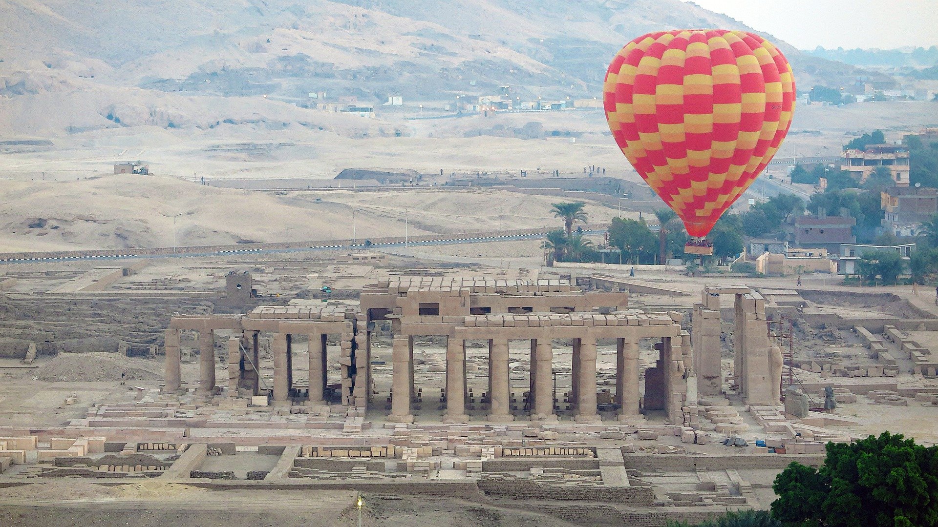 Luxor Bird eye & Sunrise – Hot Air Balloon Experience