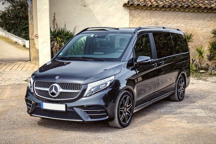 Arrival Transfer: Lisbon Airport LIS to Lisbon in Luxury Van