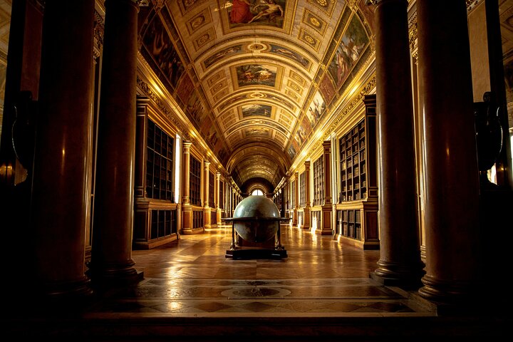 Royal Retreat: Fontainebleau Palace Tour with Paris Pickup