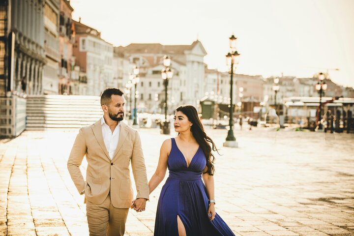 Eternal Love: Romantic Couple Photoshoot in the Heart of Venice