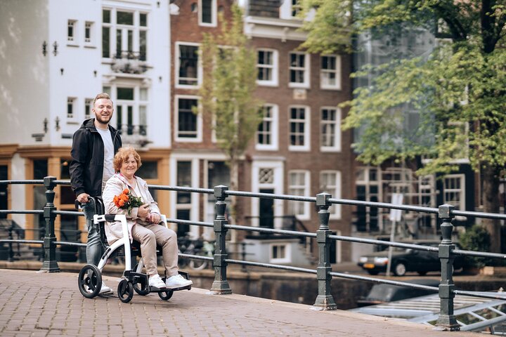 Professional Photoshoot at Damrak: Amsterdam’s Iconic Waterfront