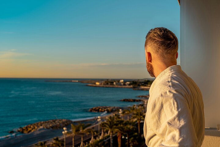 Photoshoot at Promenade des Anglais Capturing Coastal Elegance Photoshoot at Promenade des Anglais Capturing Coastal Elegance