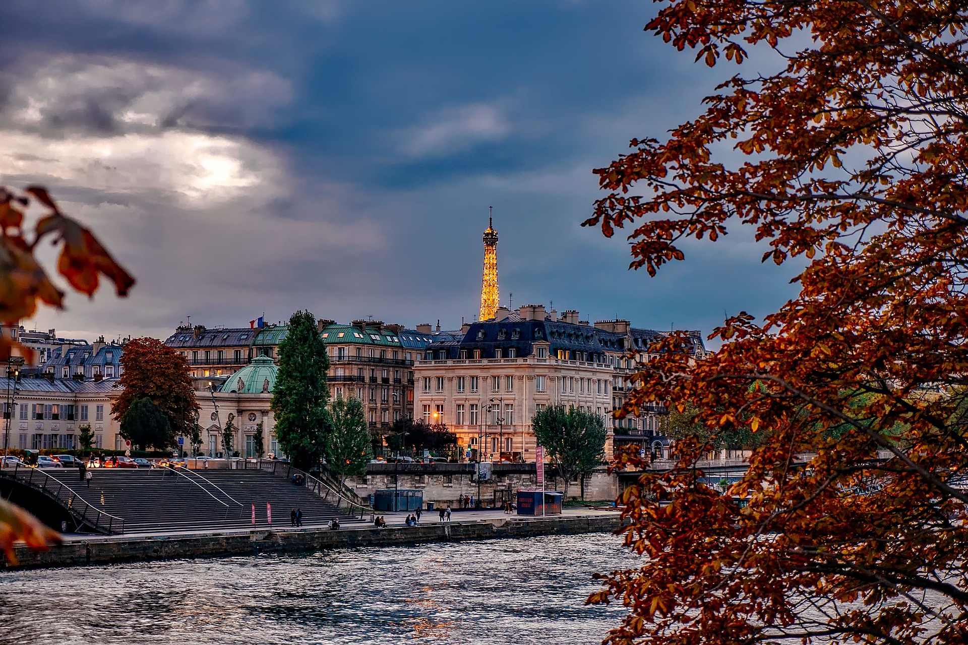 Paris by Night: Seine River Cruise & Luxury Roundtrip Experience