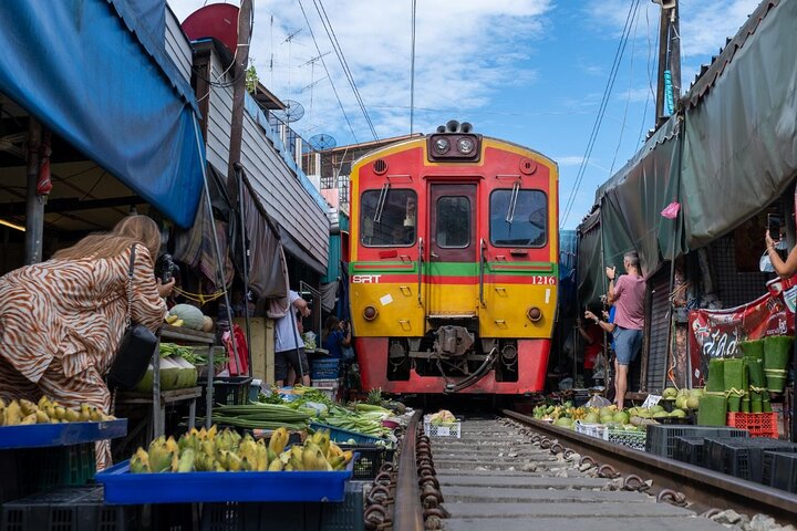 Bangkok: Damnoen Saduak Market and Maeklong Railway Market Bangkok: Damnoen Saduak Market and Maeklong Railway Market