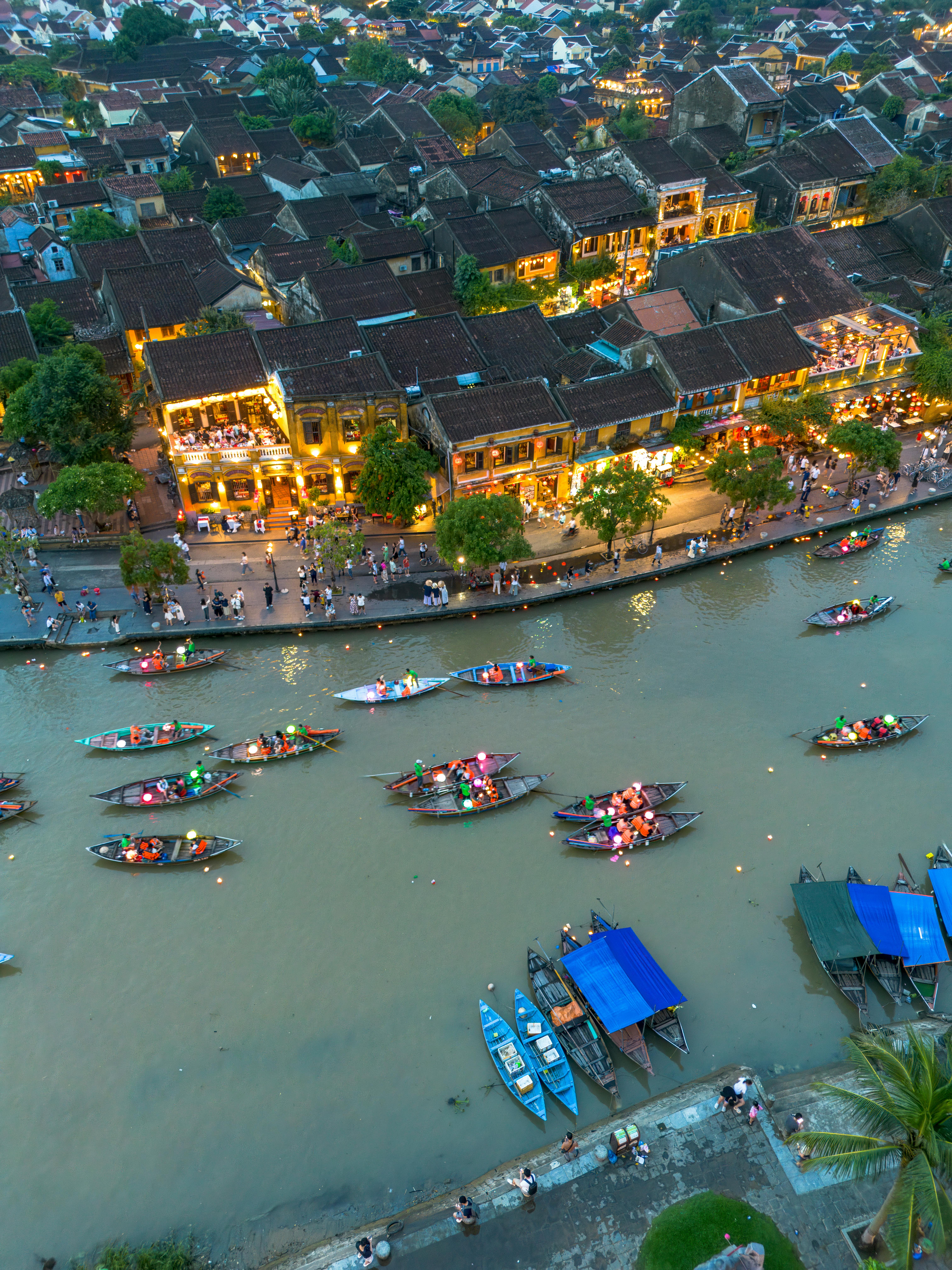 Hoi An River Night Boat Ride with Floating Lantern Experience