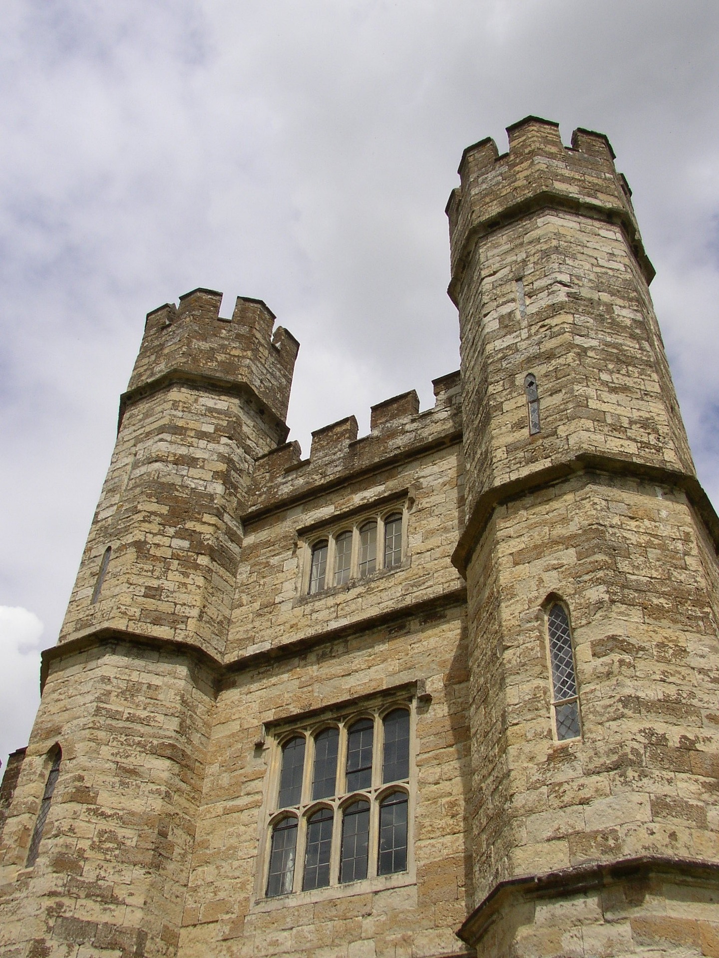 Leeds Castle & Garden Bliss: Private Day Tour from London to Enchanting Kent