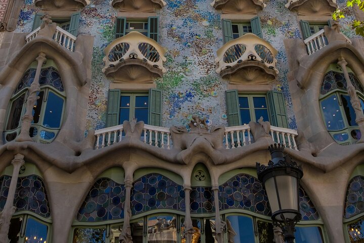 Iconic Elegance at Casa Batlló Photoshoot