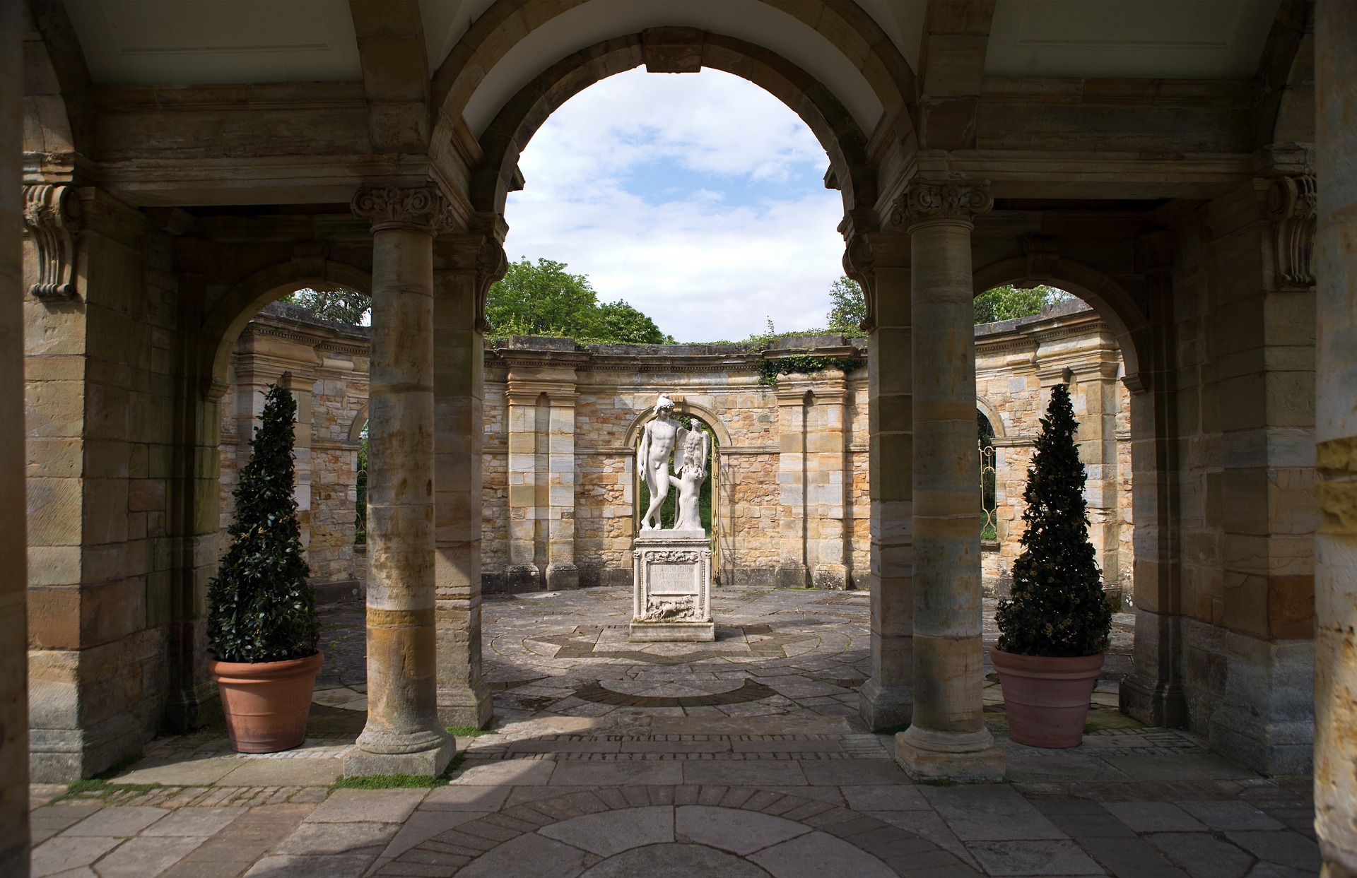 Enchanting Hever Castle Escape: Private Day Trip from London