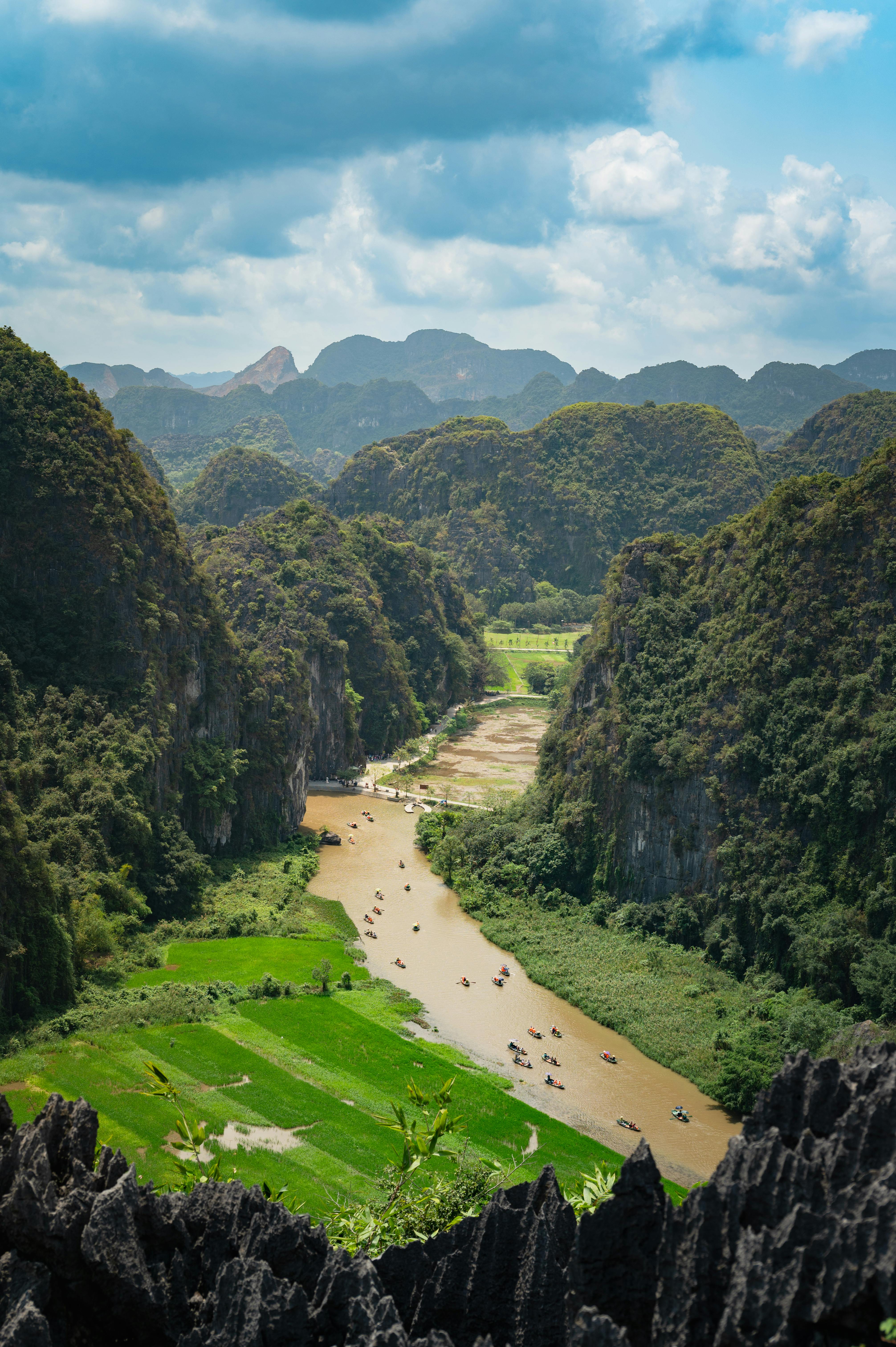 Hanoi: Ninh Binh, Hoa Lu, Trang An and Mua Cave Tour