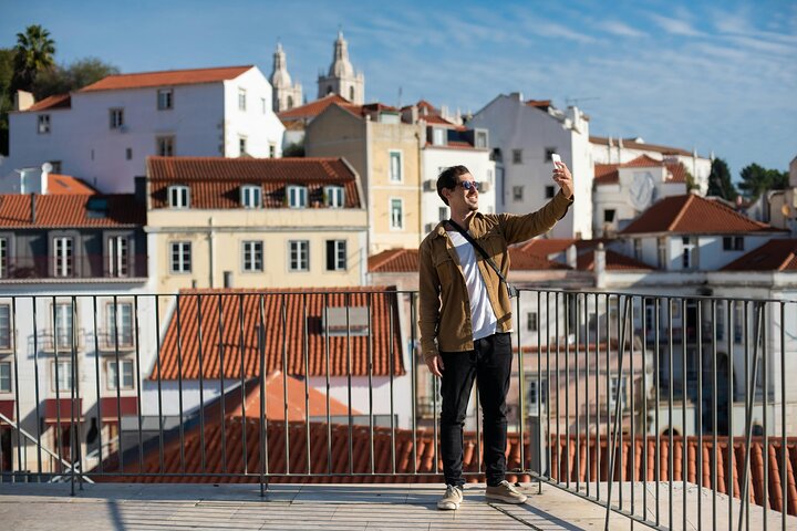 Captivating Memories Professional Photoshoot in Alfama