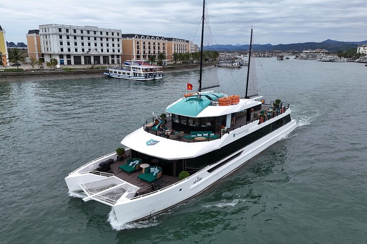 Catamaran Luxury Halong Bay and Lan Ha Bay by Expressway Hanoi