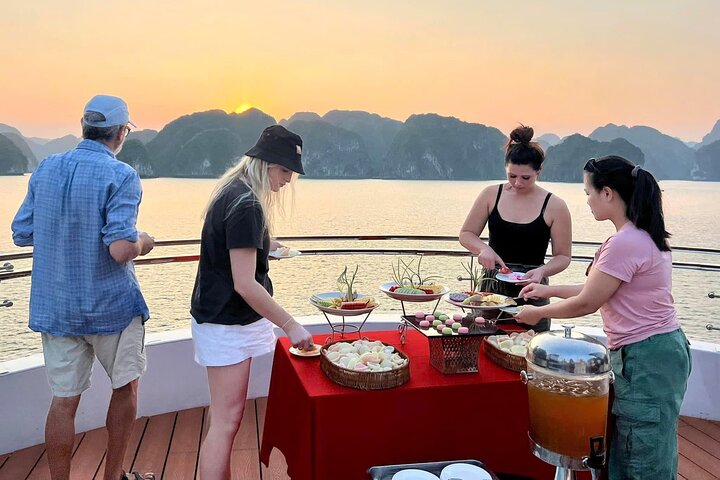 Unforgettable Lan Ha Bay Sunset Tour on Luxury Cruise from Cat Ba