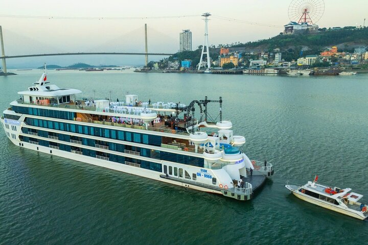 Discover Halong Bay on Luna Cruise – Top Luxury Day Trip