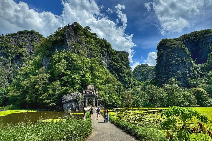 Private Day Trip to Trang An – Mua Cave – Bich Dong By Limousine