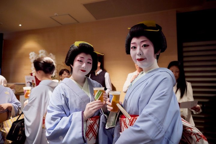 1-Hour Geisha Experience Show with Chinese-Speaking Guide