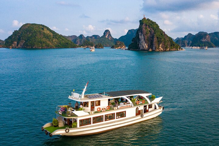 Wonder Bay Cruise Halong Day Boat Tour from Harbor (34 Paxs Max)