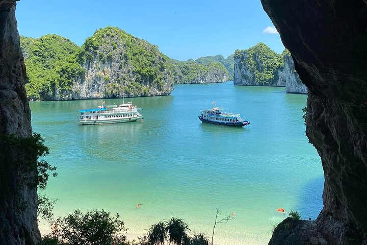 Halong Bay – Lan Ha Bay from Cat Ba Island: Cruise and Kayak Tour