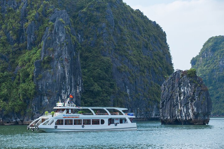 ALOVA CRUISE – PREMIUM DAY CRUISE in HALONG BAY – 06 Hours Route