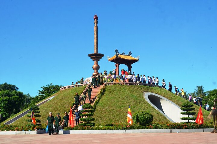 Quang Tri and Hue Guide Tour From Quang Binh