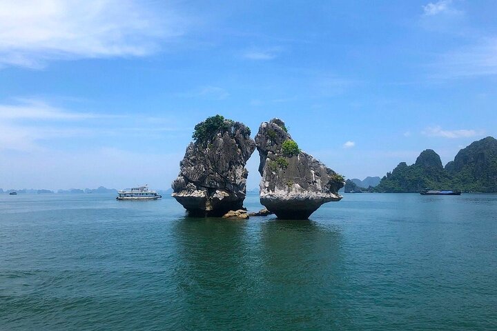 4-Hour Private Cruise Through the Spectacular Ha Long Bay