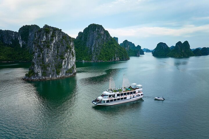 Halong Bay Day Tour Luxury Cruise With Buffet Lunch and Jacuzzi