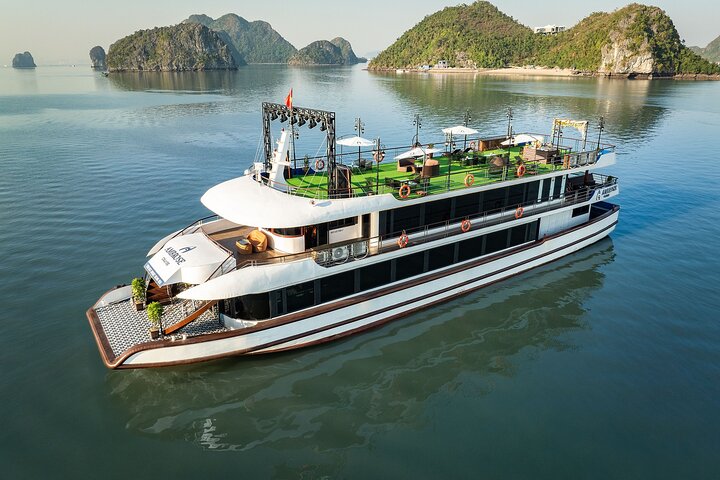 Hanoi: Luxury Halong Bay 5-Star Cruise with Buffet & Kayaking Hanoi: Luxury Halong Bay 5-Star Cruise with Buffet & Kayaking