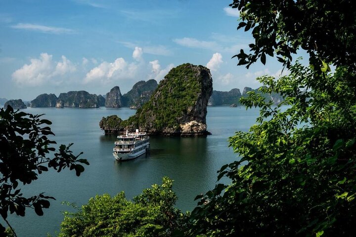 Swan Cruise – Bai Tu Long Bay Off-The-Beaten-Track 2 Days 1 Night