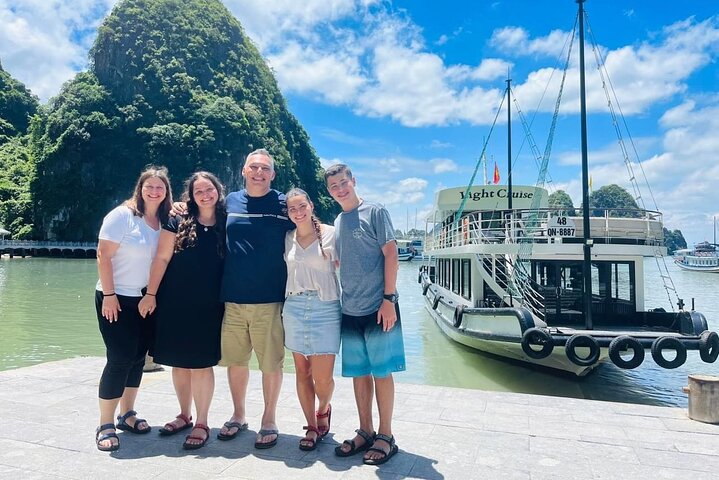 LIGHT CRUISE – Halong Luxury Day Cruise – SMALL GROUP – BEST CARE