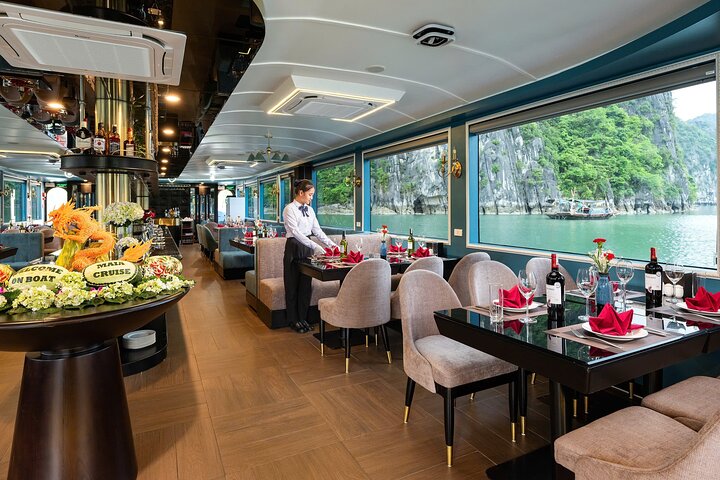 Luxury 5 Star Day Cruise Local Cuisine Jacuzzi and Sunset Party