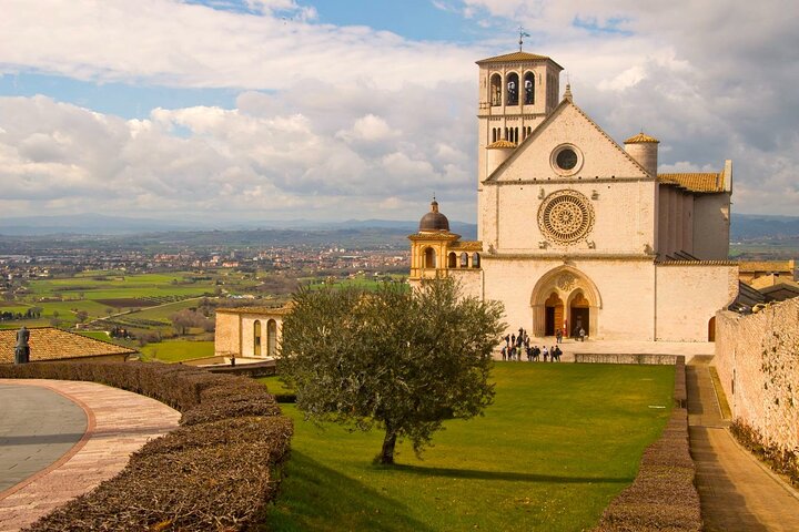 Assisi from Rome – Private Day Tour with Luxury Car
