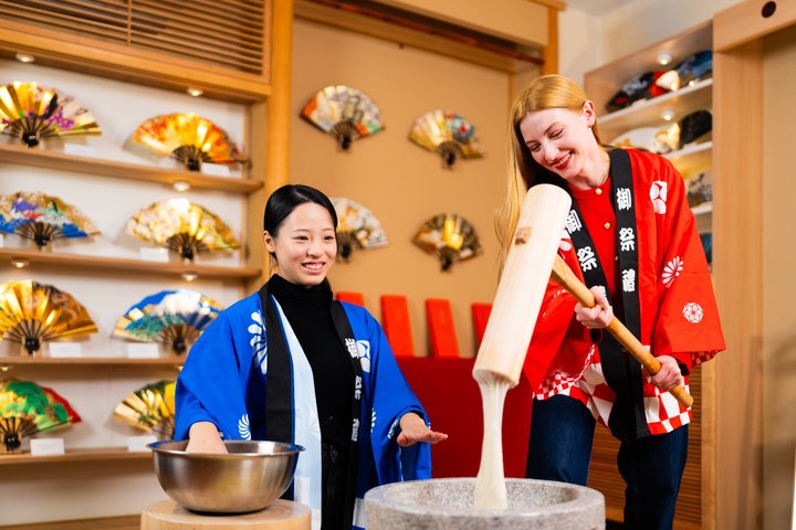 Tokyo Traditional Mochi Pounding Experience with Tasting