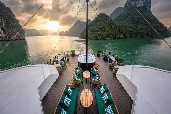 The Halong Catamaran Cruise – Luxury Day Tour with Jacuzzi
