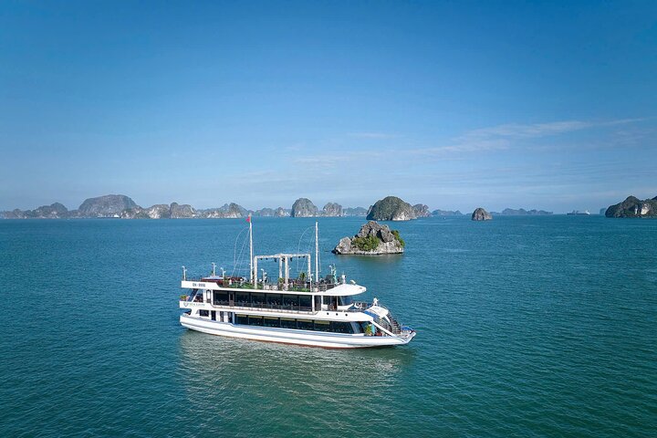 Premium 5-Star Halong Tour: Jacuzzi, Buffet Lunch ,Party & Kayak