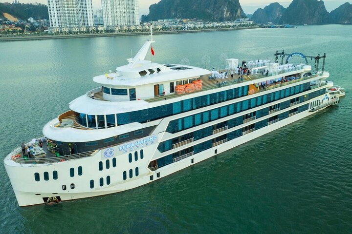 Hanoi to Halong Bay: Luxury Full-Day Luna Cruise Premium Tour
