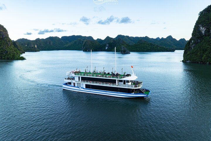 Hanoi: Halong Bay Luxury Cruise with Lunch, Jacuzzi, Sunset Party