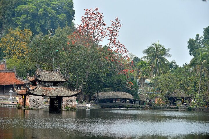 Private Tour Discover Thay Pagoda, Duong Lam Ancient Village