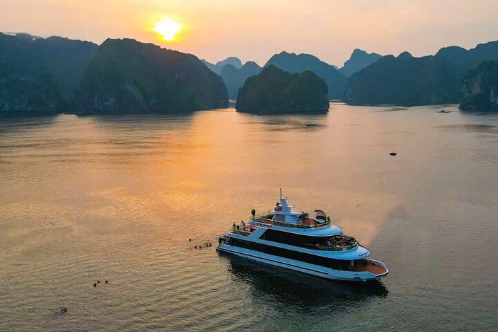 Luxury Sunset Tour: Kayaking and swimming to admire Lan Ha Bay