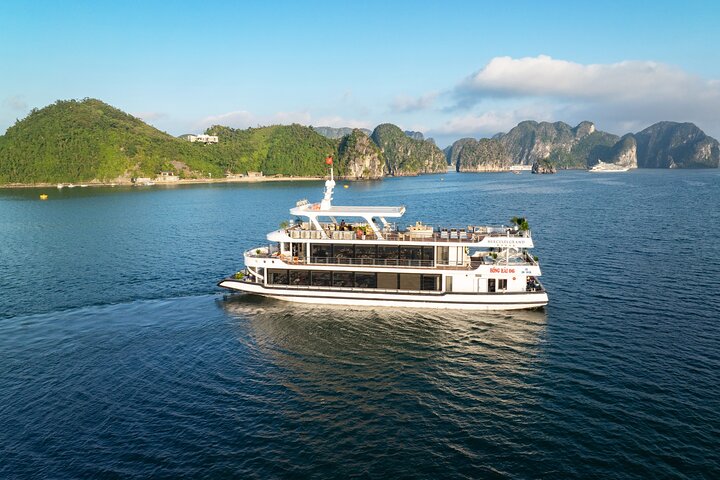 From Hanoi: Luxury Halong Hercules Grand Cruise with Limousine